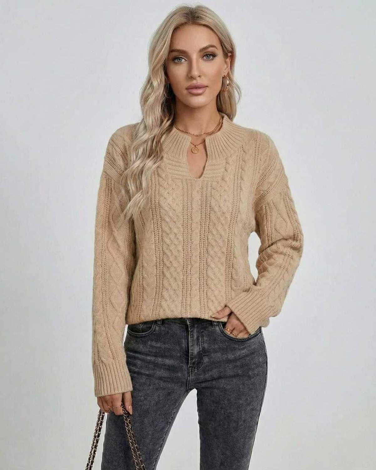 Sagi Sweater by RAMBLION, beige cable knit, round neck, chic autumn outfit, perfect for winter wardrobe.