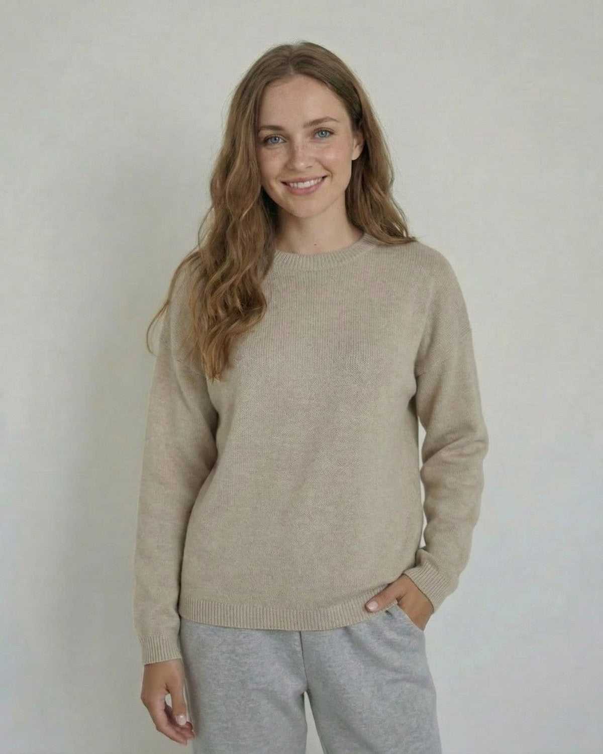 Gena Pullover in soft beige from RAMBLION, featuring a round neck and smooth knit for comfort and style.