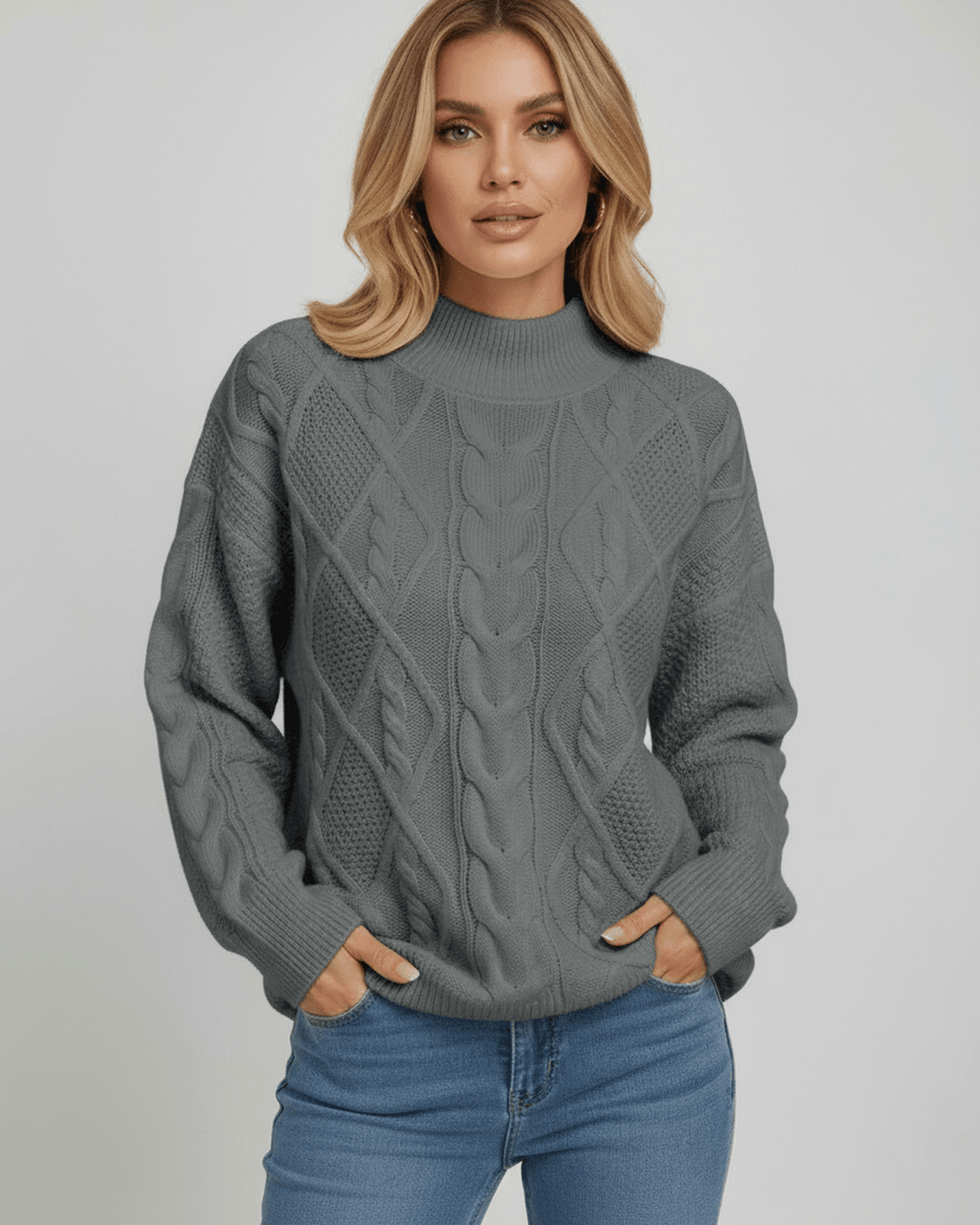 Stylish Kami Sweater by RAMBLION in grey, oversized, cable knit, ideal for cool days, combining comfort and elegance.