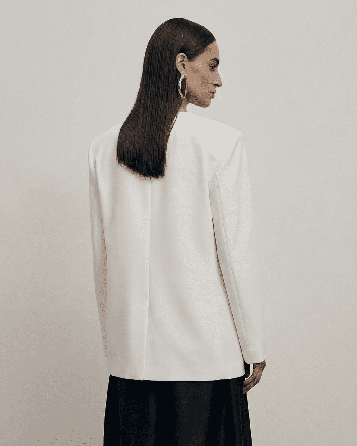 Alba Blazer by RAMBLION, showcasing a fitted single-breasted design and elegant tailored silhouette.