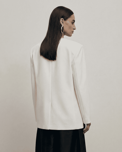 Alba Blazer by RAMBLION, showcasing a fitted single-breasted design and elegant tailored silhouette.