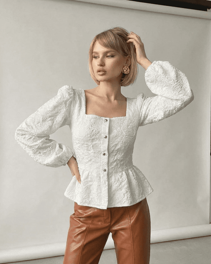Meta Blouse by RAMBLION: elegant white blouse with jacquard fabric, square neck, perfect for stylish occasions.