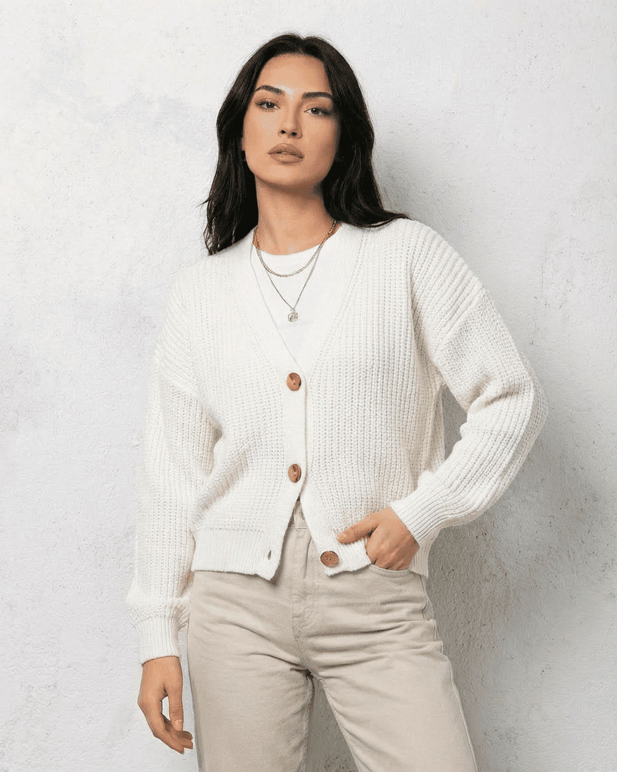 Alba Cardigan – Classic white knitwear featuring a soft V-neck and button design for effortless style.