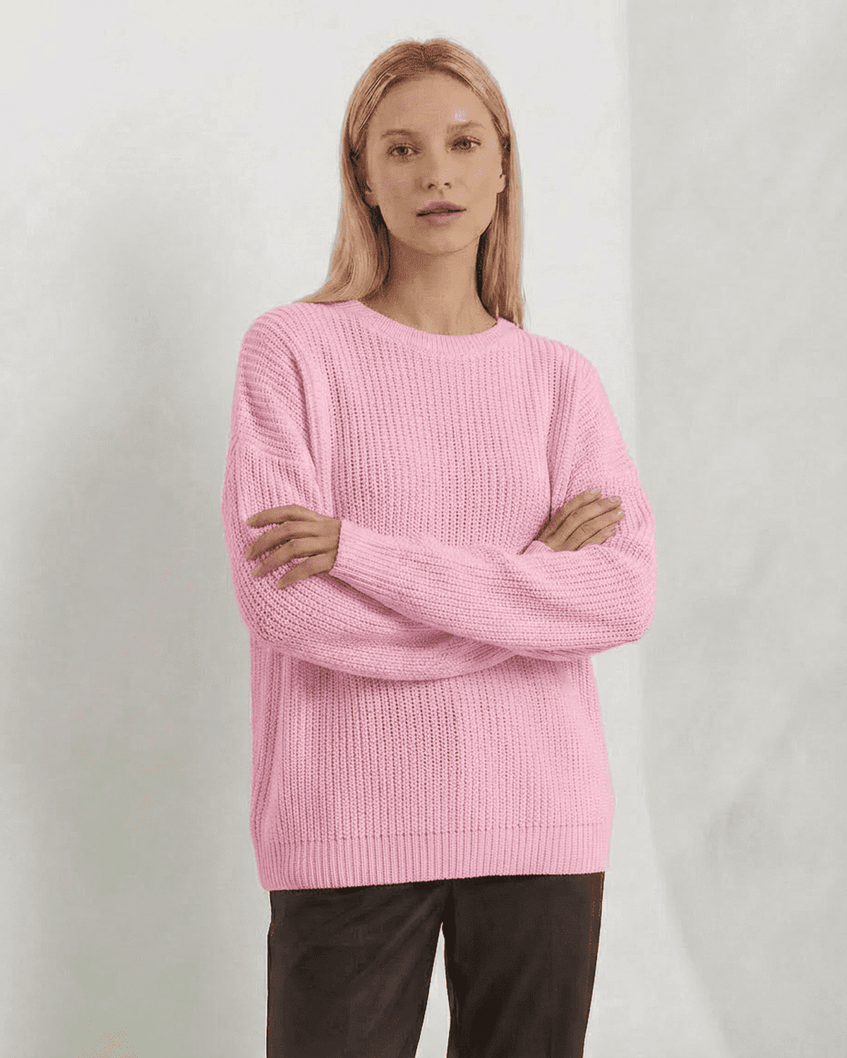 Fiora Sweater in pink, loose fit thick ribbed knitwear with round neck, ideal for cozy fall and winter styling.