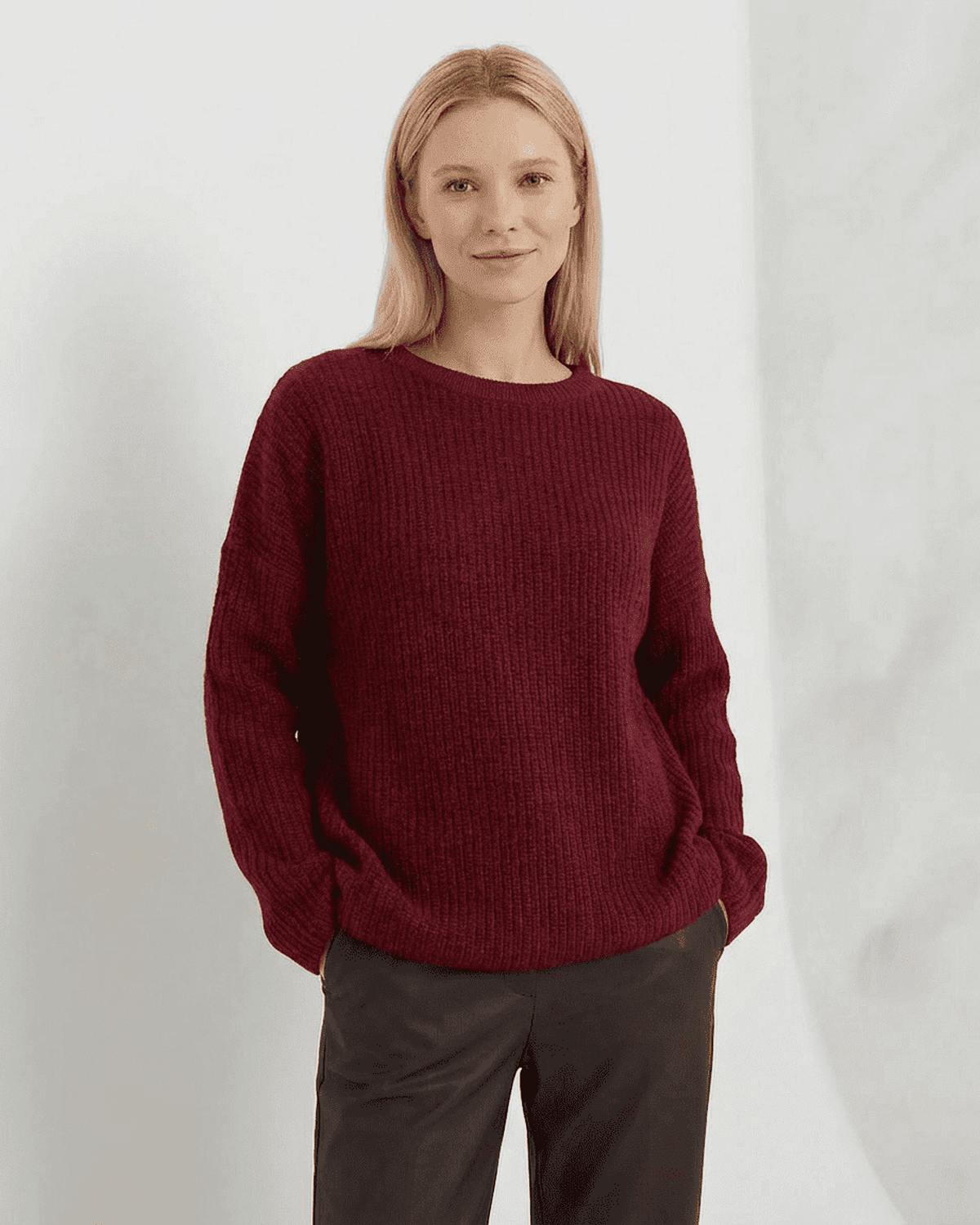 Marlo Sweater - Loose Fit Ribbed Knitwear in Burgundy by RAMBLION, perfect for cozy fall and winter styling.