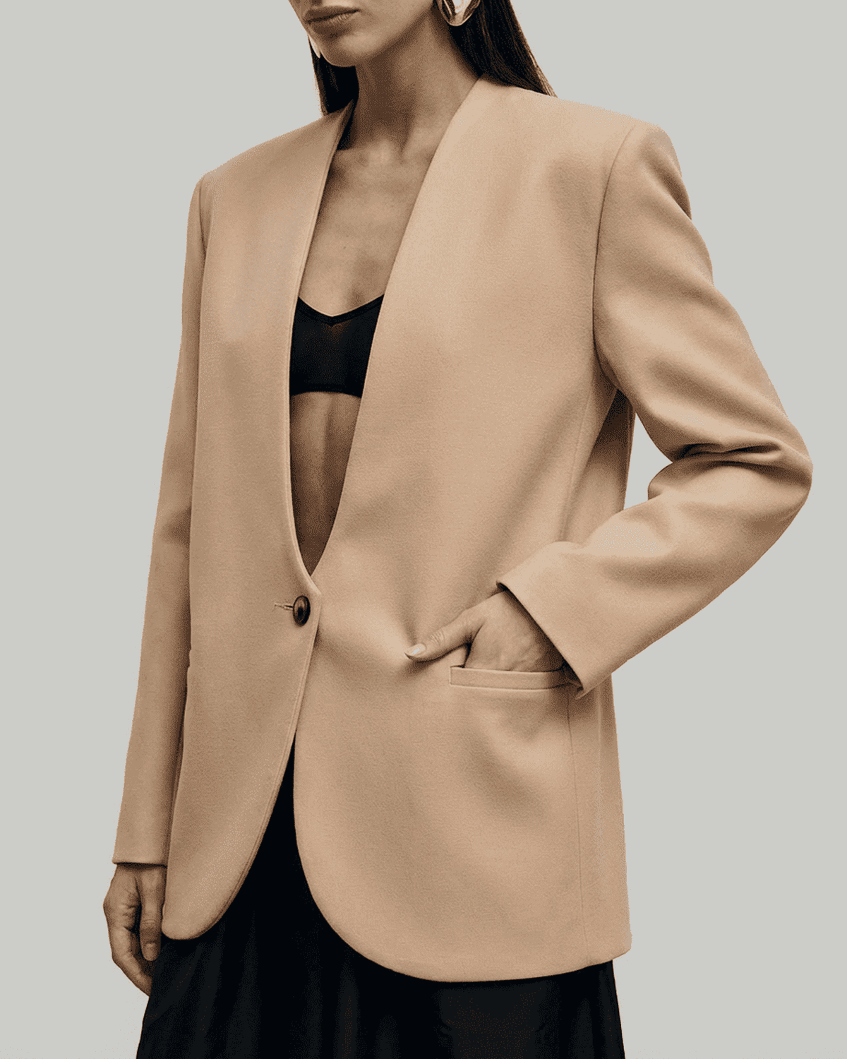 Savona Blazer by RAMBLION, modern beige blazer with V-neck and single-breasted design, perfect for versatile styling.