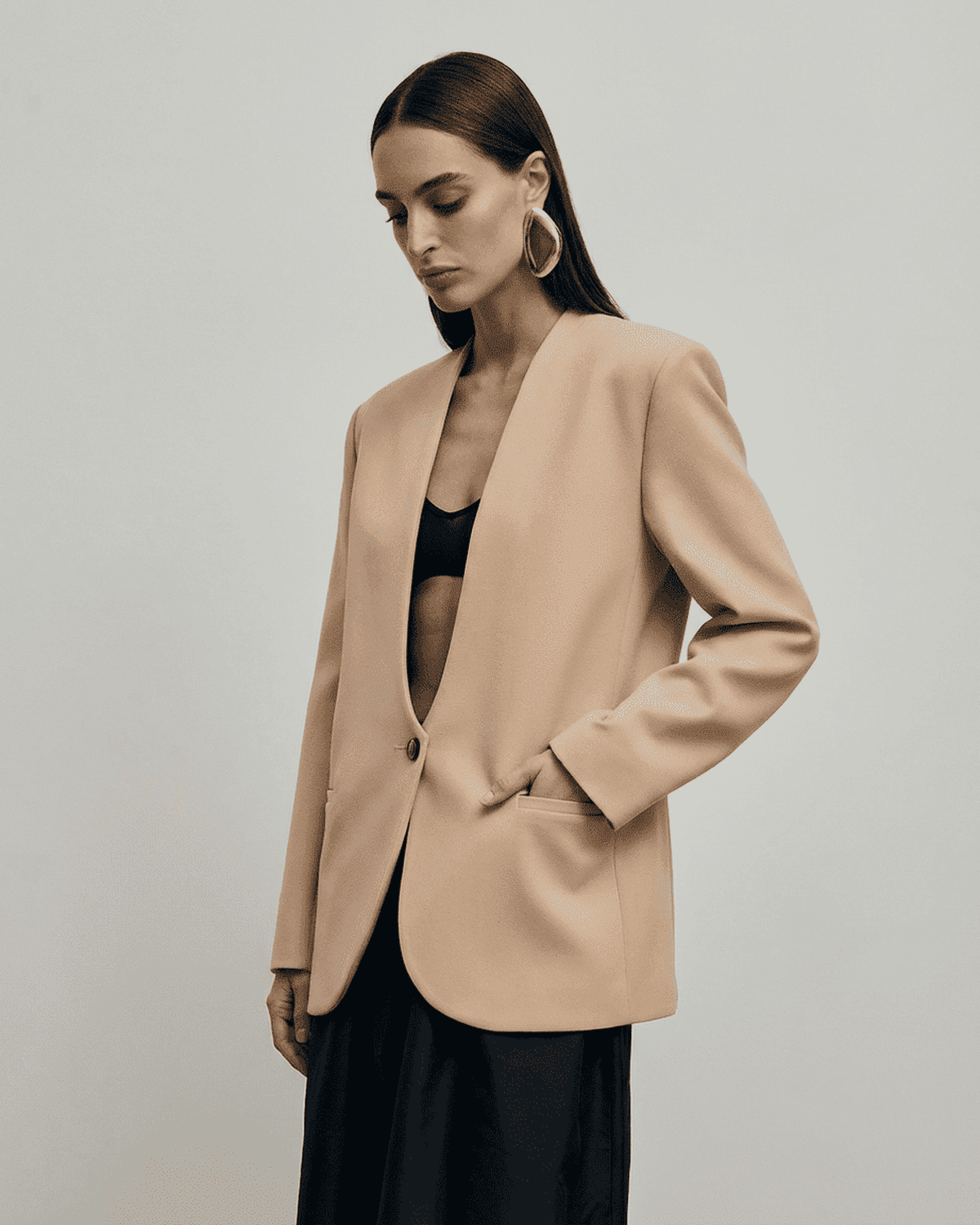 Savona Blazer in beige with a fitted silhouette and deep V-neckline, styled for modern elegance.