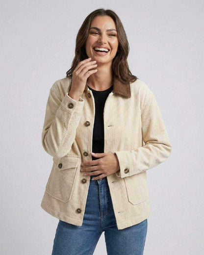 Sienna Jacket – Women’s Oversized Jacket in cream with contrast collar for casual fall and streetwear style.