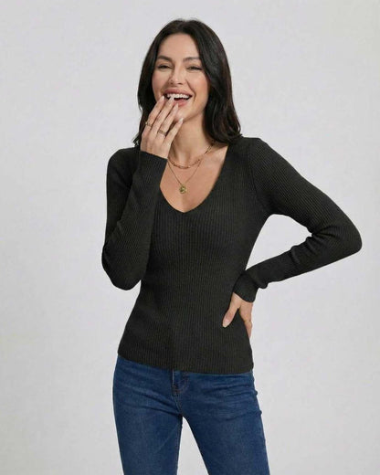 Washed Pullover in black, V-neck, long sleeves for a cozy fit by RAMBLION, perfect for day to night wear.